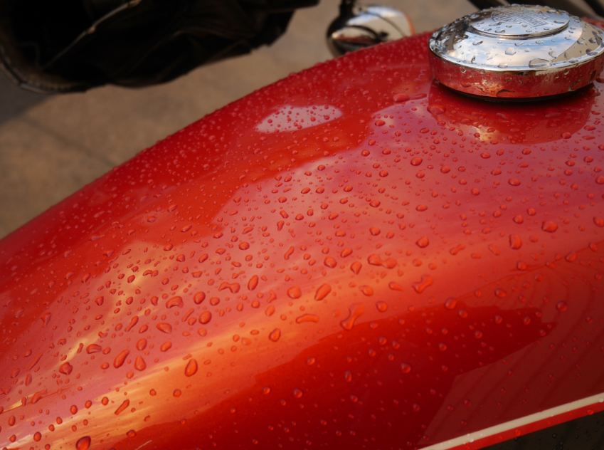 雨です。883Rのタンク2011モデル